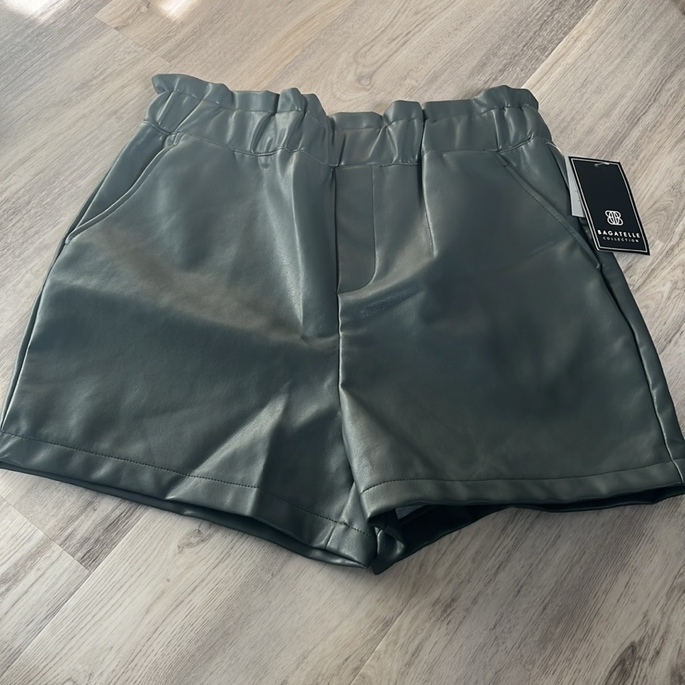 Bagatelle Collection Large Vegan Faux Leather Gray Dress Shorts NWT